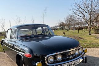 Černá loď pluje krajinou. Projeli jsme Tatru 603, má původní značku a míří do aukce